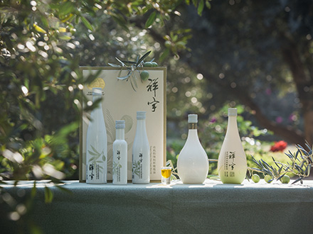 祥宇特級(jí)初榨橄欖油，純手工采摘、精選優(yōu)質(zhì)油橄欖鮮果，用意大利貝亞雷斯全自動(dòng)設(shè)備物理冷榨工藝，在鮮果采摘后8小時(shí)內(nèi)限時(shí)鮮榨而成。